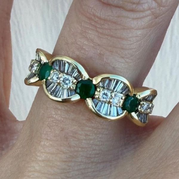 1.5ctw Round Cut Emerald Curve Band Ring